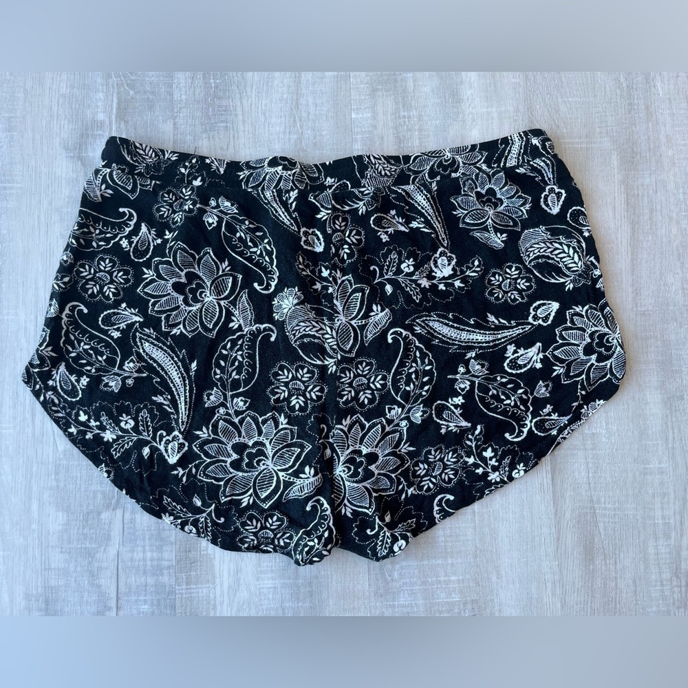 KENDALL & KYLIE Black and White Floral Shorts Size Medium